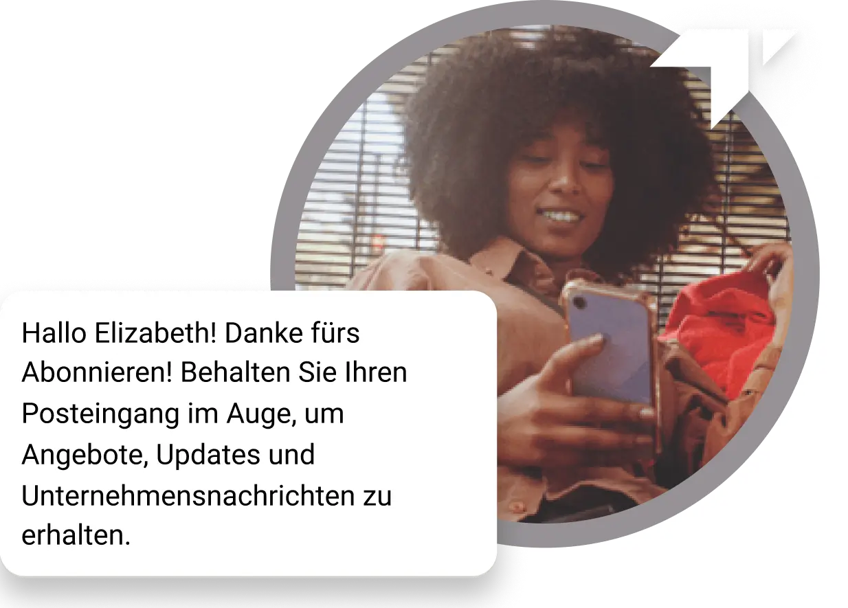 Mädchen mit Locken sitzt auf dem Boden und schaut auf ihrem Telefon nach, ob sie eine Dankesnachricht für ihr Abonnement erhalten hat
